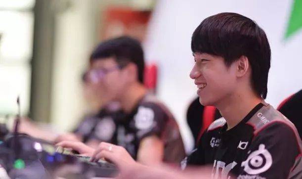 C罗挑战机器人守门员，射门频频被挡出，最后抓住漏洞进球