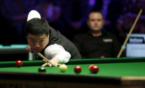 前锋远射破门，全场欢呼